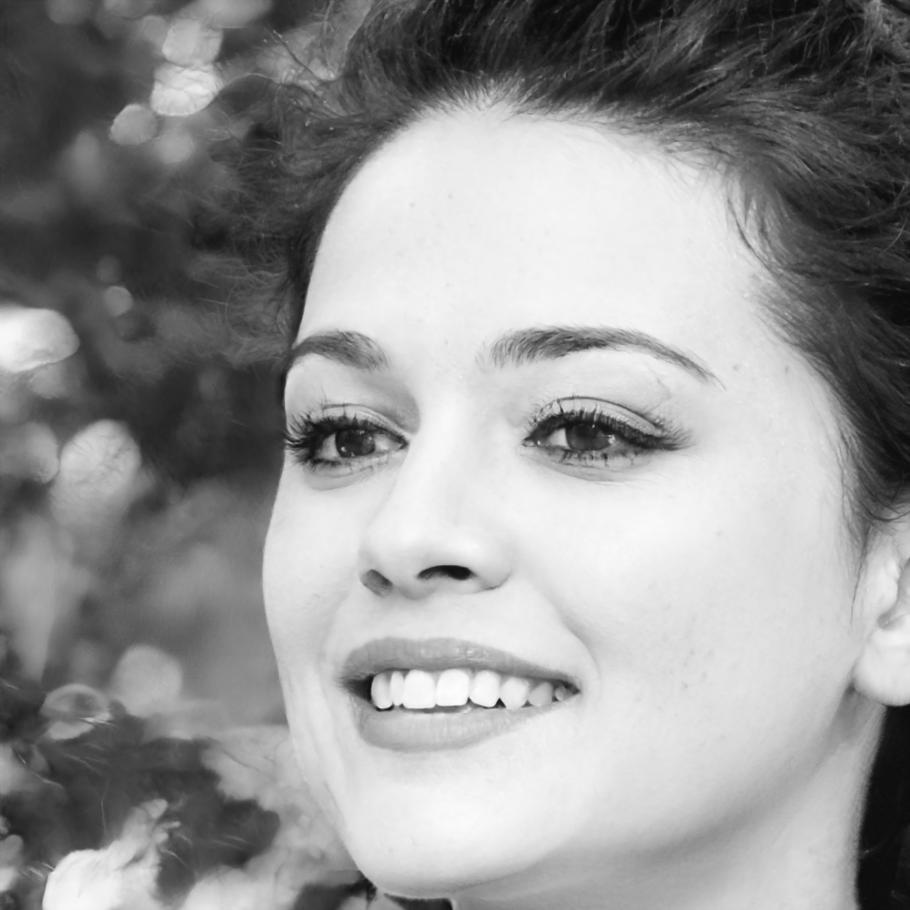 Elena Rossi, Investment Analyst